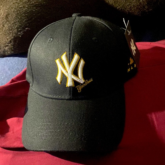 This is a NewYork Yankees black hat. - Picture 1 of 1